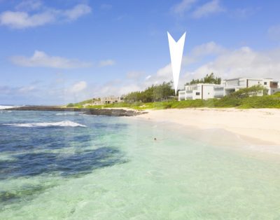 أبيض وأزرق مواجه للشاطئ مع مسبح حديقة خاص وخدمة واي فاي مجانية